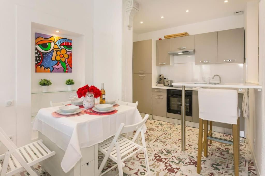 Apartment La Loge De L'horloge - 1 Min Palais Des Papes - Ac Clim - Wifi - Hypercentre - Vue Sur Le Carrousel Avignon