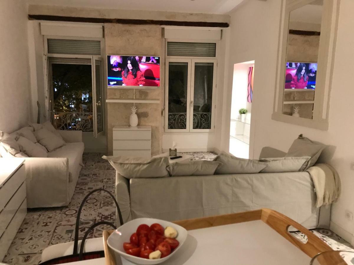 Apartamento La Loge De L'horloge - 1 Min Palais Des Papes - Ac Clim - Wifi - Hypercentre - Vue Sur Le Carrousel